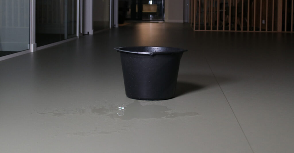 kattovuoto, vettä tippuu, ämpäri