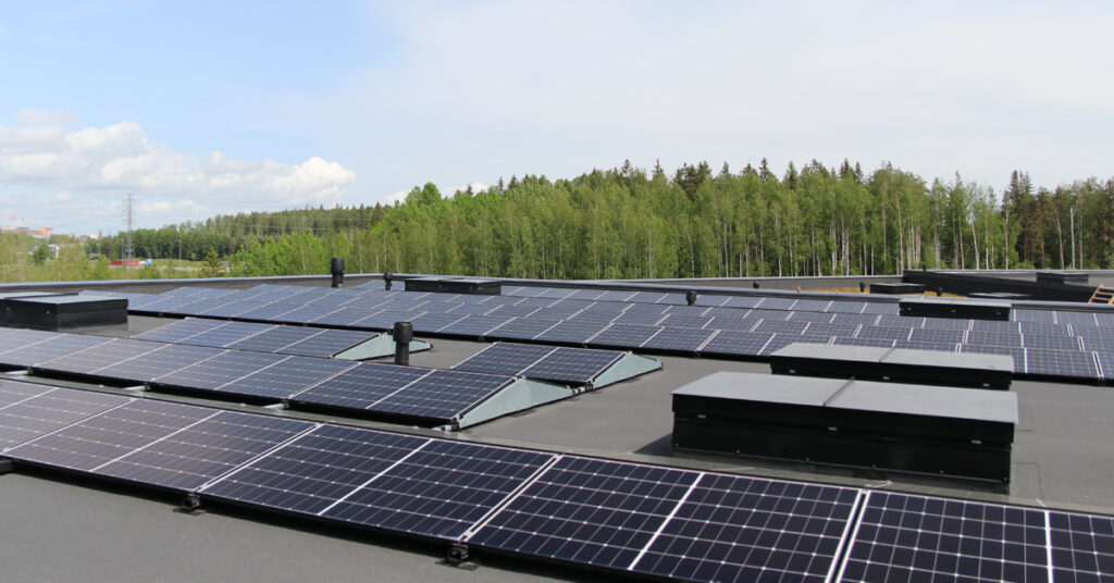 havainnekuva aurinkopaneeleista loivalla katolla